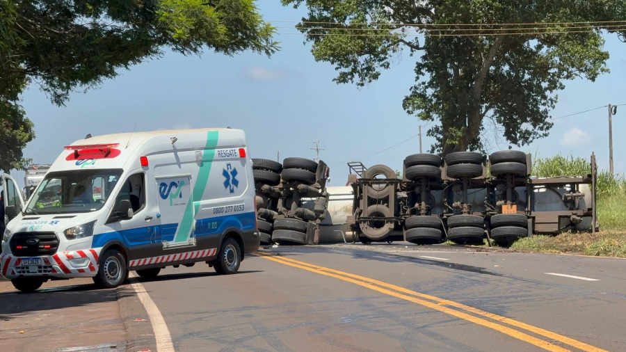 Carreta com carga de sulfato de alumínio tomba e interdita trecho da BR-369 entre Bandeirantes e Santa Mariana.