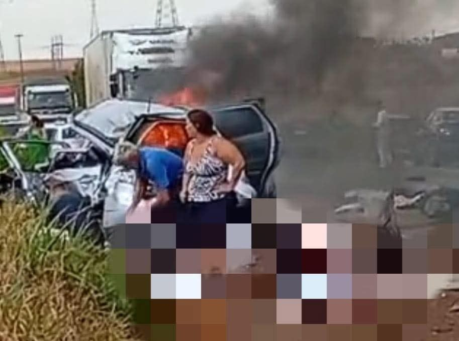 Veículo pega fogo após colisão frontal na BR-369,populares resgatam ocupantes e uma pessoa não resiste e morre.