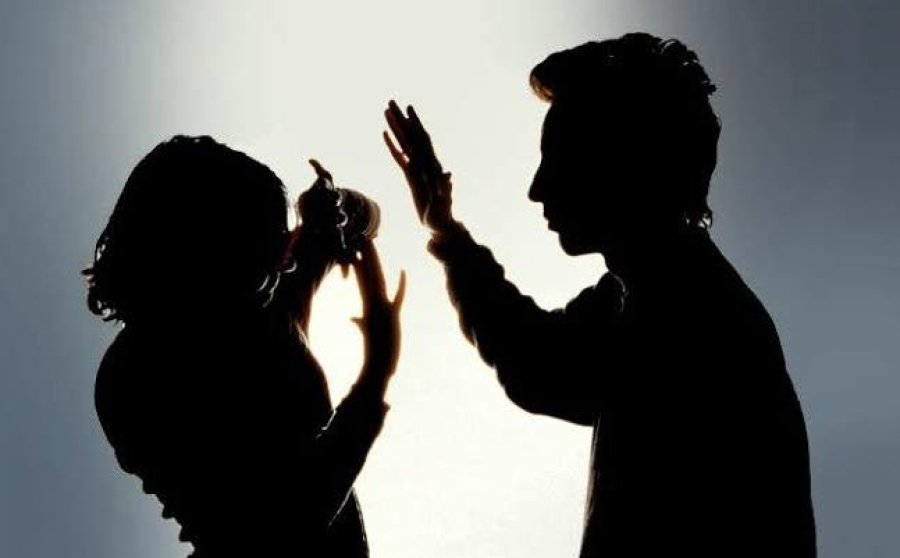 Filho bate na própria mãe após ser repreendido com um tapa por ela.